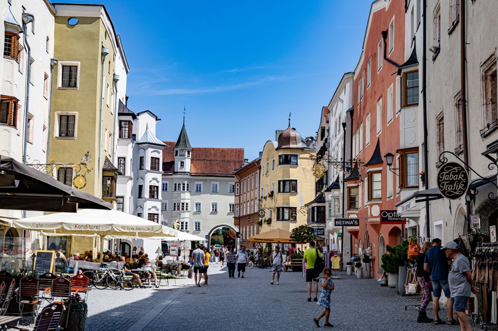 Gemütlich sitzen und schauen - Überraschend viele Cafés laden zum gemütlichen Ausruhen ein. Wir haben hier auch hervorragendes Eis gegessen. - © alpintreff.de - Silke Schön