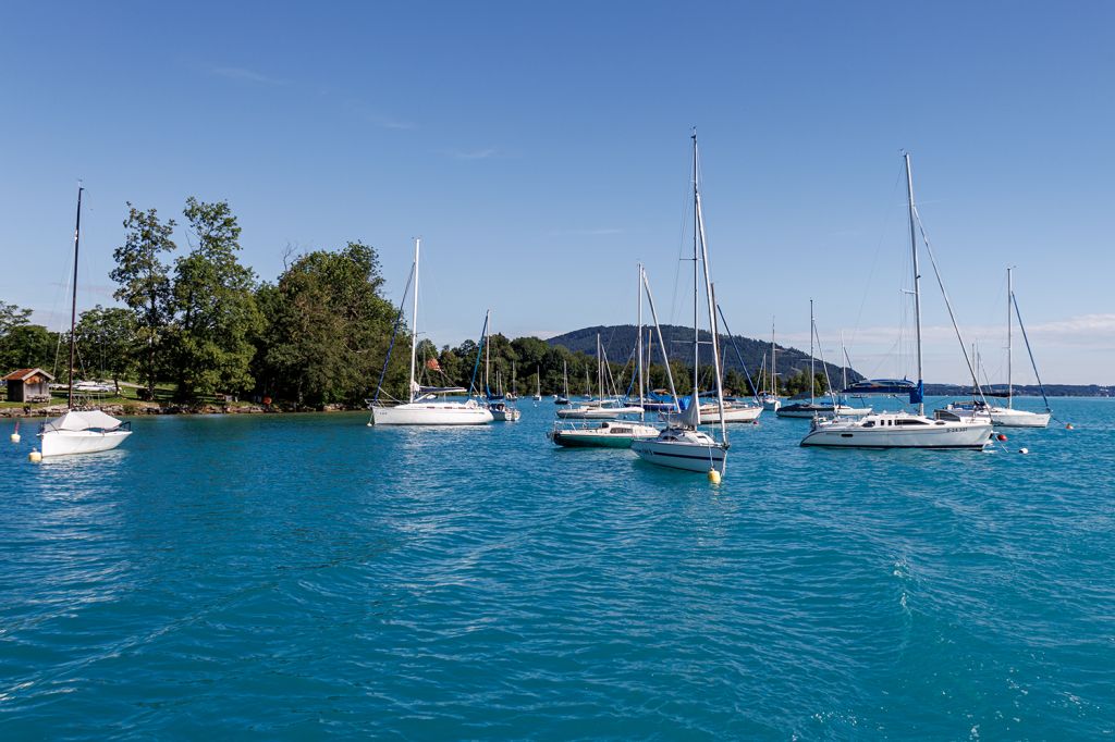 Türkisblaues Wasser am Attersee - Das Wasser schimmert im Sommer türkis. - © alpintreff.de - Christian Schön Türkisblaues Wasser am Attersee - Das Wasser schimmert im Sommer türkis. - © alpintreff.de - Christian Schön