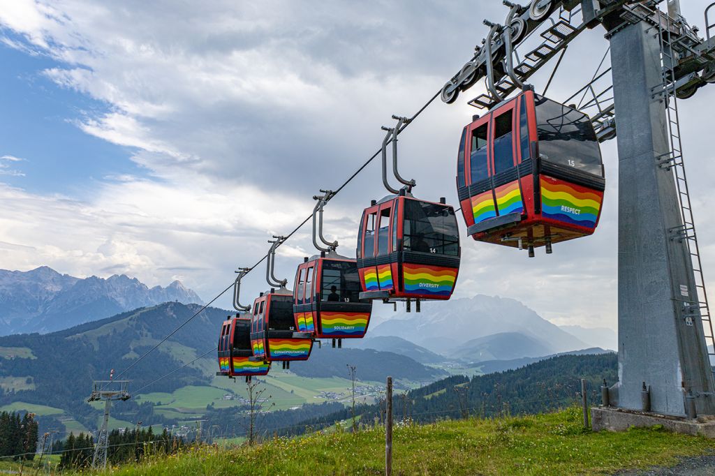 Gondeldaten - In eine Gondel passen laut Hersteller 15 Personen. Das geht aber nur im Stehen und dann ist es wirklich sehr eng. - © alpintreff.de - Silke Schön Gondeldaten - In eine Gondel passen laut Hersteller 15 Personen. Das geht aber nur im Stehen und dann ist es wirklich sehr eng. - © alpintreff.de - Silke Schön
