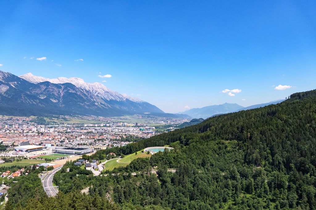 Schwenk nach rechts - Der Ausblick nach "rechts" geht weit ins Innstal hinein. Im Hintergrund die Nordkette. - © alpintreff.de - Christian Schön