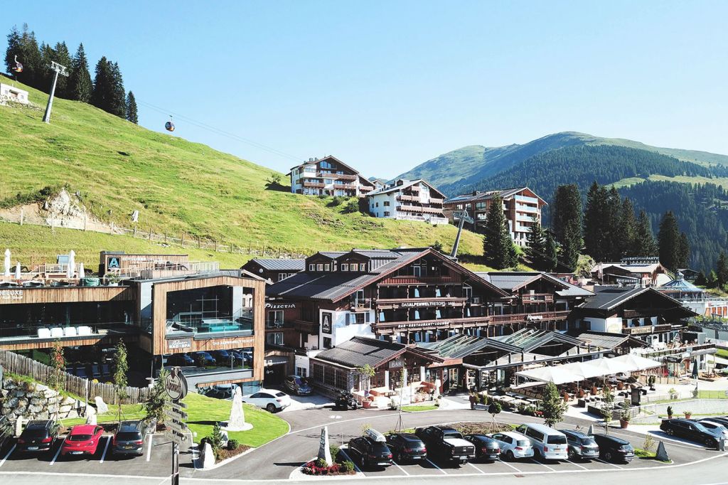 Hotel My Alpenwelt Resort - Königsleiten - Salzburger Land - Das My Alpenwelt Resort liegt auf einer idyllischen Seehöhe von 1.600 Metern in Königsleiten im Salzburger Land.

Mitten im Nationalpark Hohe Tauern, auf einem Sonnenplateau gelegen, erwachen im My Alpenwelt Resort das ganze Jahr über Bergliebe und Glücksmomente. Susi und Hannes Kröll-Schnell sind leidenschaftliche Gastgeber, das spürt der Gast.  - © My Alpenwelt Resort