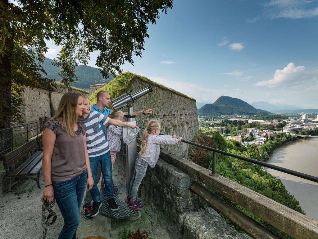 Großartige Aussicht - Alte Mauern, versteckte Winkel und geheime Türme, auf der Festung Kufstein gibt es für kleine und große Besucher viel Spannendes zu erleben. Die altehrwürdige Festungsanlage zählt zu den beliebtesten Ausflugszielen im Tiroler Unterland. - © TVB Kufsteinerland, Lolin