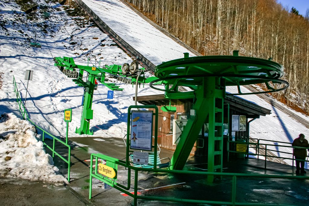 Sessellift Skiflugschanze Oberstdorf - Bis 2017 beförderte ein Sessellift die Sportler und Gäste nach oben. - © alpintreff.de - Christian Schön Sessellift Skiflugschanze Oberstdorf - Bis 2017 beförderte ein Sessellift die Sportler und Gäste nach oben. - © alpintreff.de - Christian Schön