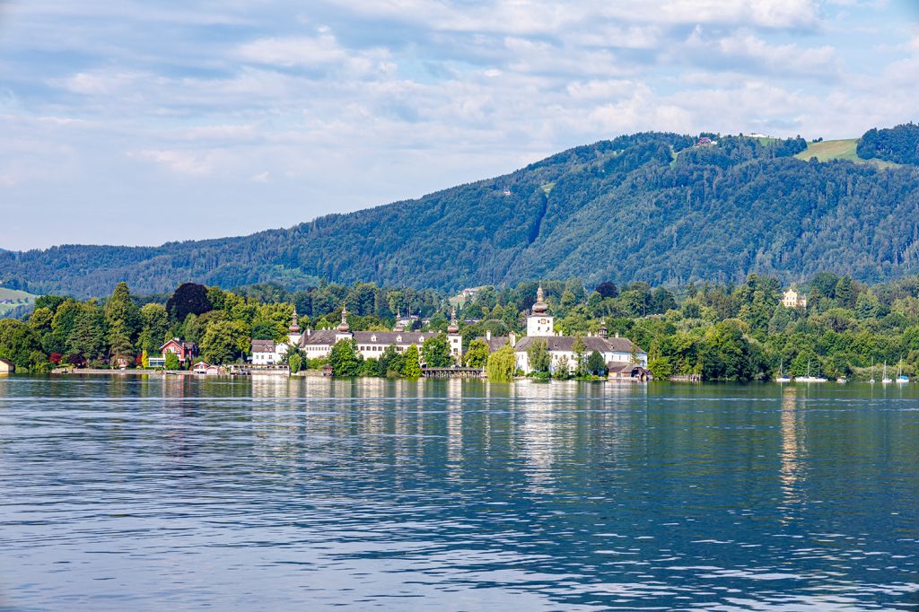 Seeschloss Ort am Traunsee - Noch ein Blick auf das Seeschloss Ort sowie das Landschloss Ort am anderen Ende der Brücke. - © alpintreff.de - Christian Schön