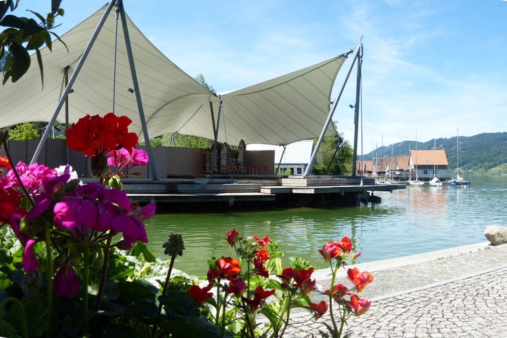 Seebühne - In Bühl steht diese schmucke Seebühne, die Du mit prächtiger Sicht genießen kannst. - © Alpsee Immenstadt Tourismus