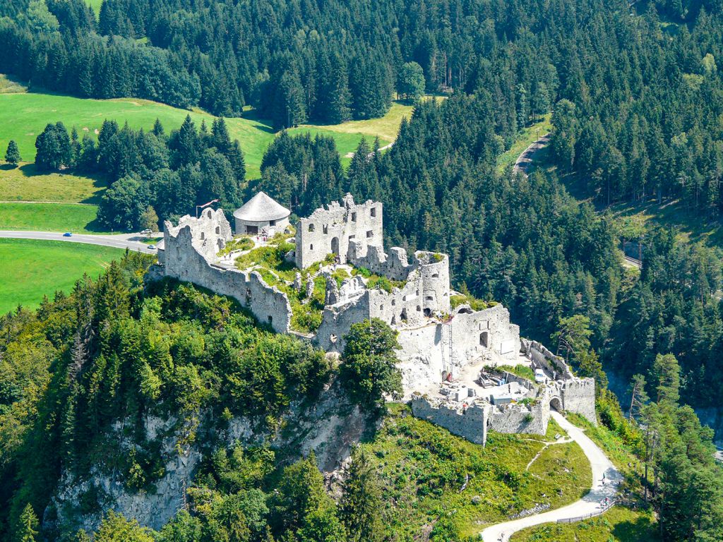 Burgenwelt Ehrenberg - Zur eigentlichen Burgruine Ehrenberg gehören noch Fort Claudia, die Festung Schlosskopf sowie die Ehrenberger Klause. - © Wolfgang Berres auf www.papa-wanderwolle.de