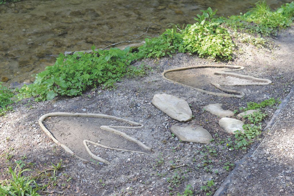 Drachenweg - Roßhaupten - Im Allgäu leben noch Sagen und Legenden. Eine davon ist die Legende vom Heiligen Magnus, der mutig den pferdeverspeisenden Drachen, die im 8. Jahrhundert in der Nähe von Roßhaupten lebte, zur Strecke brachte und zum Helden wurde.  - © Tourist-Infos Honigdorf Seeg