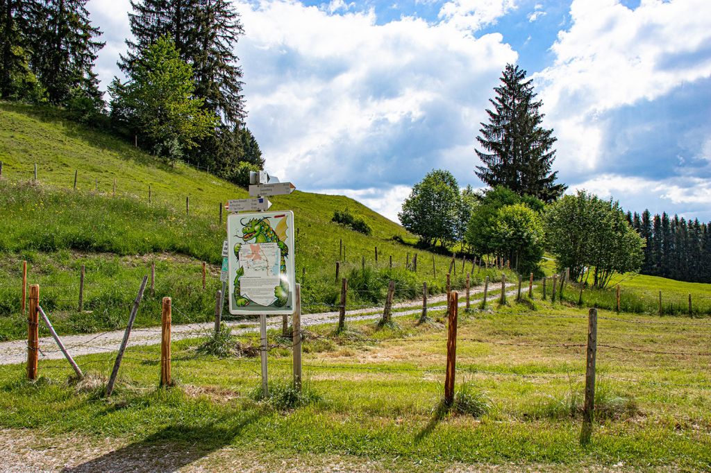 Drachenweg - Roßhaupten - Diese Legende und Sagen kannst Du auf dem Drachenweg kennenlernen. Der Erlebnisweg ist frei begehbar. - © Tourist-Info Honigdorf Seeg Drachenweg - Roßhaupten - Diese Legende und Sagen kannst Du auf dem Drachenweg kennenlernen. Der Erlebnisweg ist frei begehbar. - © Tourist-Info Honigdorf Seeg