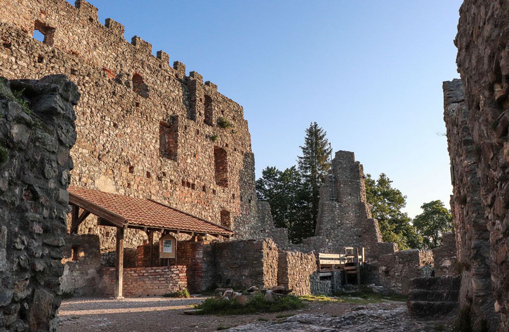 Burg Eisenberg im Allgäu - Leider gab es 1646 eine politische Entscheidung, die zur Niederbrennung der Burg Eisenberg führte (darunter fielen auch die Burg Hohenfreyberg sowie die Burg Falkenstein). - © Tourist-Info Honigdorf Seeg