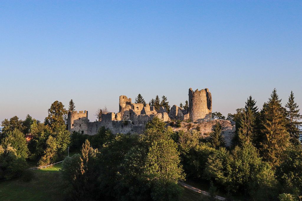 Burg Eisenberg im Allgäu - n den 1980er Jahren entstanden die ersten Bemühungen einer Sanierung und Restaurierung durch den örtlichen Burgenverein.  - © Tourist-Info Honigdorf Seeg