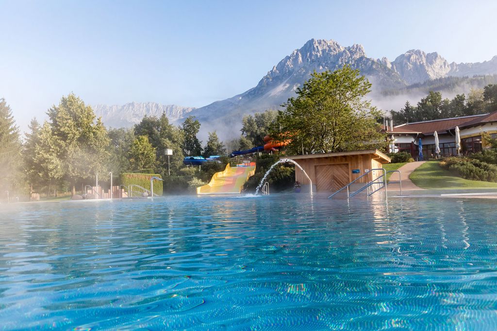 Raus an die frische Luft - Im Sommer gefällt es den Kindern draußen am besten. Die Aussicht ist übrigens kostenlos. ;-)  - © KaiserBad Ellmau