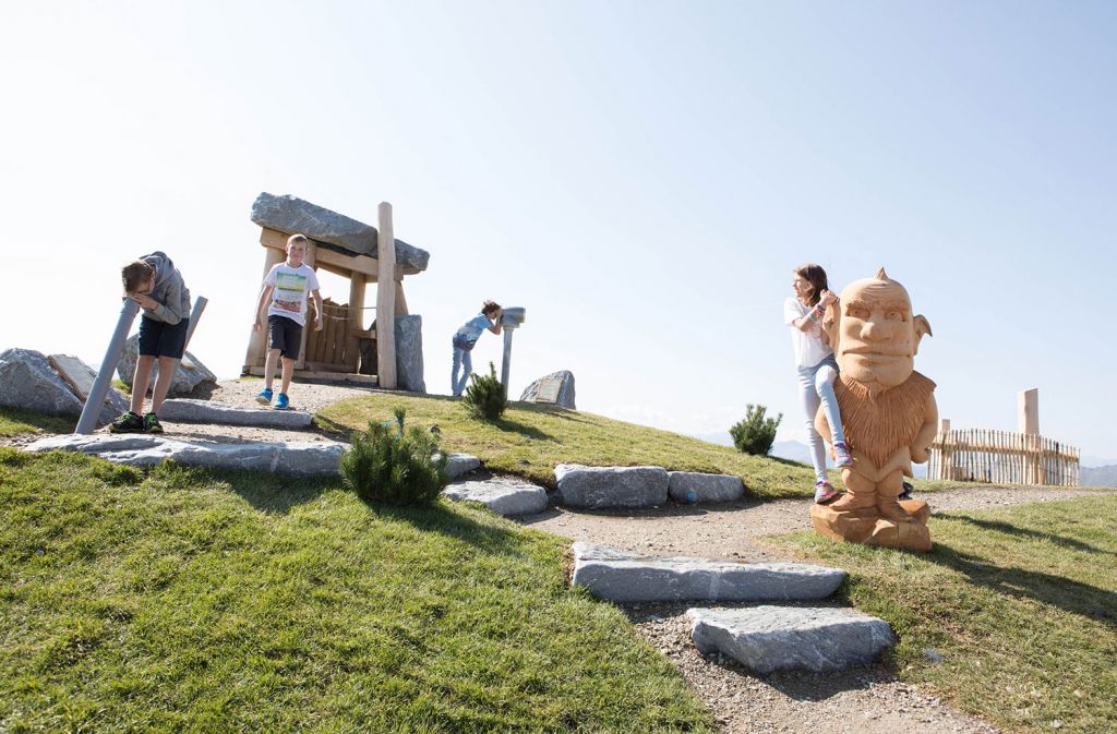 Kinderbergwerk - Fiss - Direkt hinter dem Kinderbergwerk beginnt der Goldene Mann Weg mit 11 Stationen - interaktiv mit Smartphone begehbar. Auf der Mission den habgierigen Gnomen Einhalt zu gebieten.  - © Fisser Bergbahnen, Andreas Kirschner