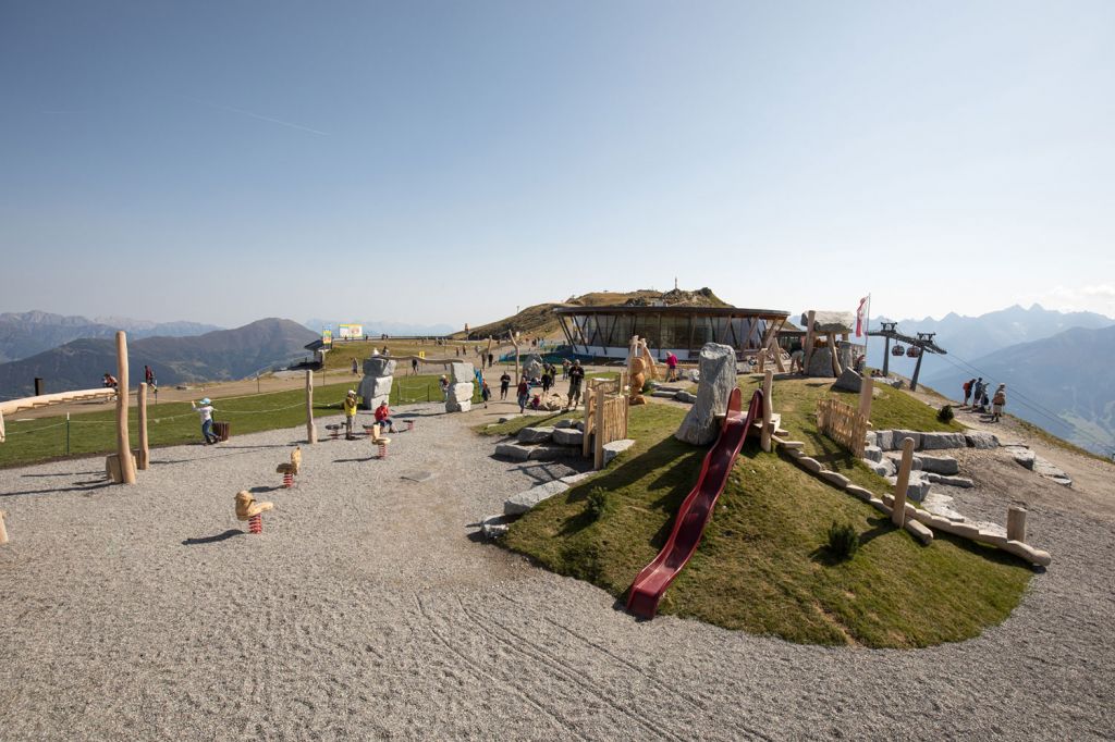 Kinderbergwerk - Fiss - Balanciergeräte, Kletterstationen, Rutschen und schaukeln stehen unseren kleinen Abenteurern zur Verfügung. - © Fisser Bergbahnen, Andreas Kirschner