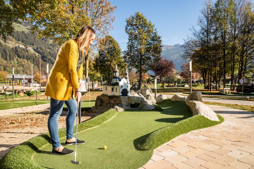 Abentener-Minigolf - Zell am Ziller - Ihre 18 Bahnen haben jede ein anderes Thema, welches mit dem Zillertal zu tun hat und sehr liebevoll und detailreich dargestellt ist. - © Freizeitpark Zell am Ziller Abentener-Minigolf - Zell am Ziller - Ihre 18 Bahnen haben jede ein anderes Thema, welches mit dem Zillertal zu tun hat und sehr liebevoll und detailreich dargestellt ist. - © Freizeitpark Zell am Ziller