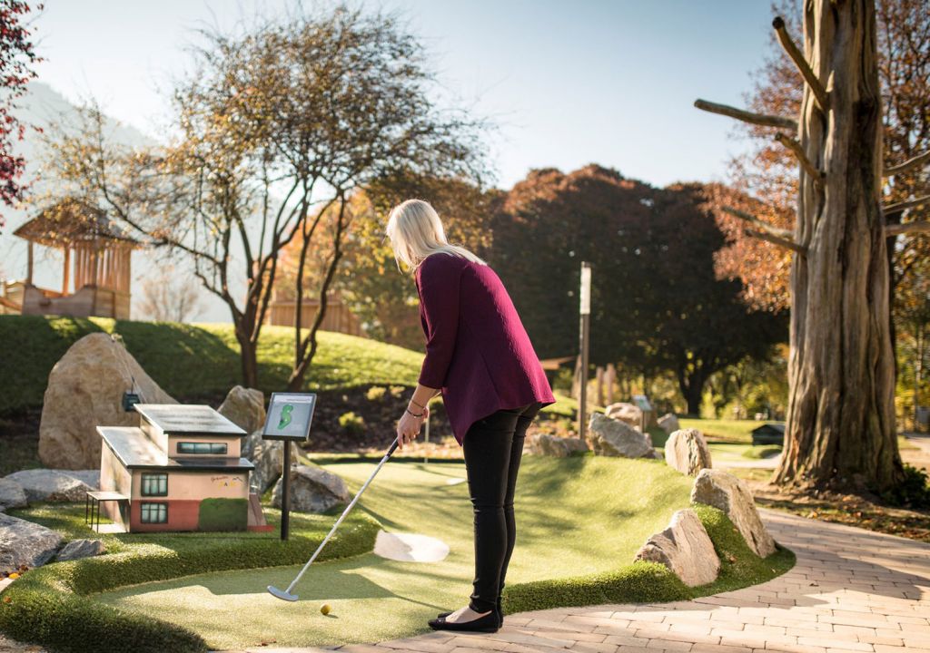 Abentener-Minigolf - Zell am Ziller - Einige Themen-Bahnen: bouldern, Käse, Klettersteige, Musik, schnitzen, Murmeltiere, Bienen, Wasser, Kuhglocke und viele mehr. - © Freizeitpark Zell am Ziller Abentener-Minigolf - Zell am Ziller - Einige Themen-Bahnen: bouldern, Käse, Klettersteige, Musik, schnitzen, Murmeltiere, Bienen, Wasser, Kuhglocke und viele mehr. - © Freizeitpark Zell am Ziller