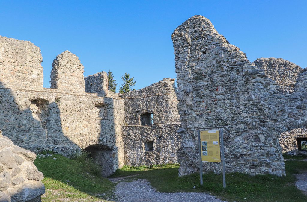 Burg Hohenfreyberg - Eisenberg - Friedrich II. von Freyberg-Eisenberg erbaute die Burg Hohenfreyberg zwischen den Jahren 1418 und 1432. Sie blieb jedoch nicht lange im Familienbesitz. - © Tourist-Info Honigdorf Seeg