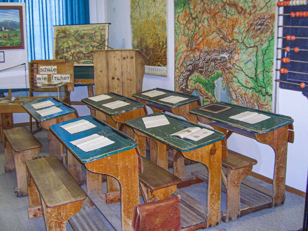 Heimatmuseum - Seeg - "Schule wie früher" - und schon weiß man, was man hat.  - © Tourist-Info Honigdorf Seeg