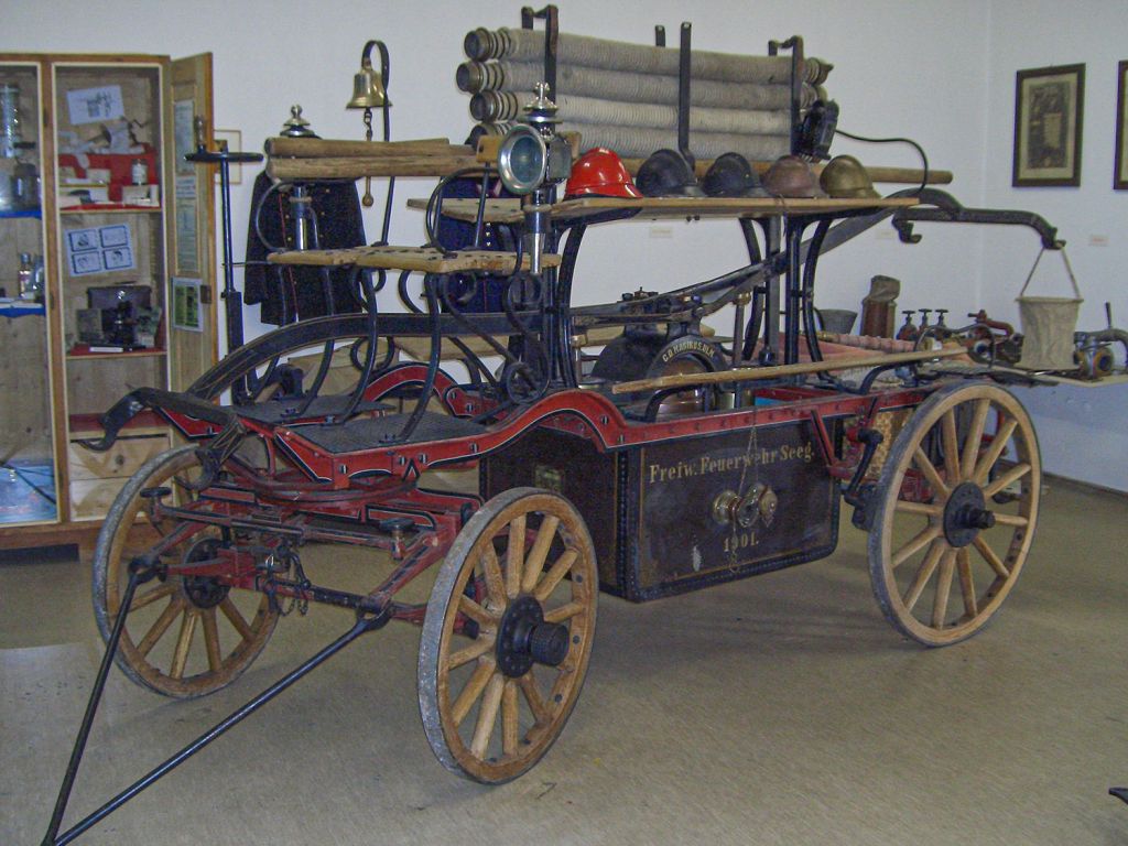 Heimatmuseum - Seeg - Aus allen Lebensbereichen findest Du fesselnde Stücke, ob aus der Schule, aus Bauernküchen, von der Jagd, der Feuerwehr und sogar Leichenwägen. - © Tourist-Info Honigdorf Seeg