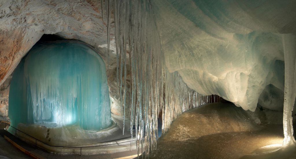 Eisriesenwelt - Impressionen aus dem Inneren. Die Höhle wurde 1879 entdeckt. Hier die Hymirburg. - © eisriesenwelt.at