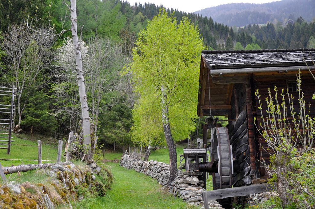 Wandern - Die Seele baumeln lassen kannst Du beim wandern, hier auf dem Kulturlandschaftsweg. - © Marktgemeinde Winklern