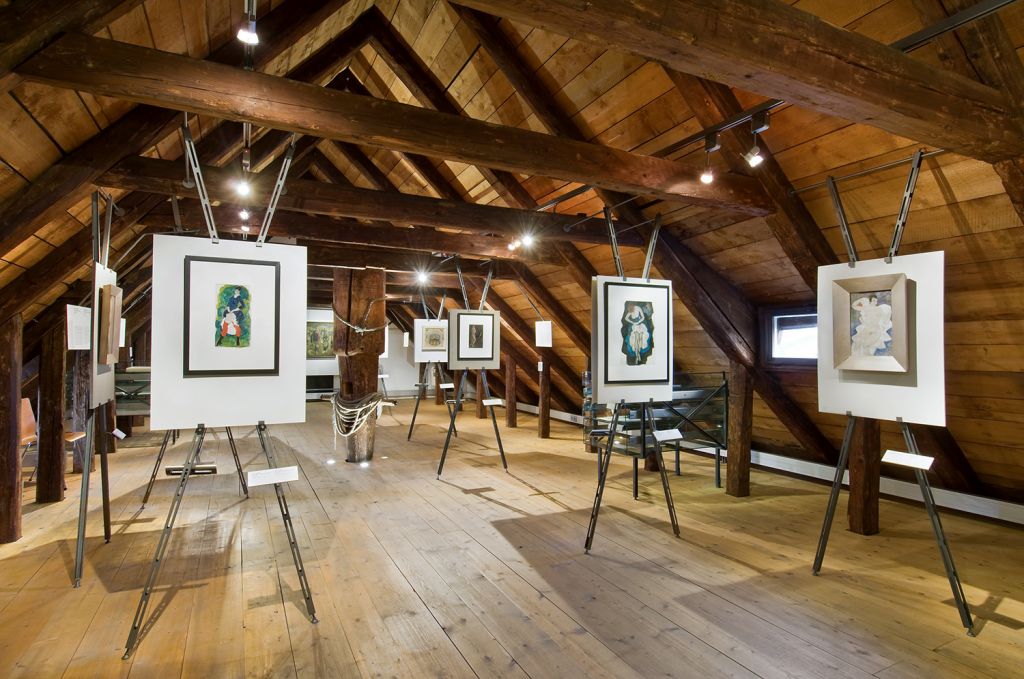 Museum - Kitzbühel - Der historische Dachstuhl des Museums präsentiert die Akte und das Frühwerk des Kitzbüheler Malers Alfons Walde, Zeitgenosse von Gustav Klimt und Egon Schiele. - © Lazzari, Kitzbühel