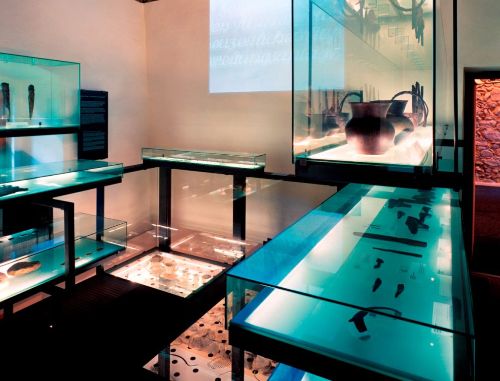 Museum - Kitzbühel - Im Design von Elsa Prochazka präsentieren sich die ältensten Siedlungsspuren des Raumes Kitzbühel aus der mittleren Bronzezeit (13. – 11. Jh. v. Chr.) - © E. Hueber, Wien Museum - Kitzbühel - Im Design von Elsa Prochazka präsentieren sich die ältensten Siedlungsspuren des Raumes Kitzbühel aus der mittleren Bronzezeit (13. – 11. Jh. v. Chr.) - © E. Hueber, Wien