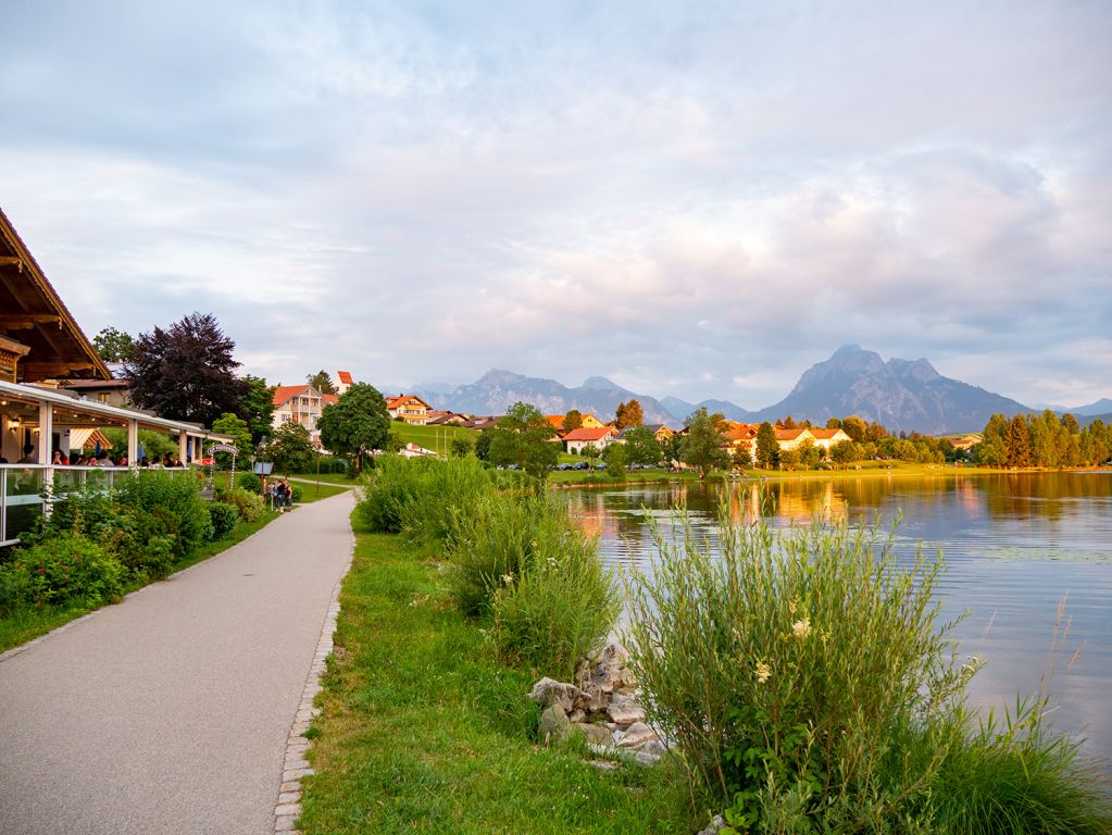 Hopfensee - Drum herum führt ein Rundweg, für den Du ungefähr anderthalb Stunden zu Fuß brauchst.  - © alpintreff.de - Christian Schön