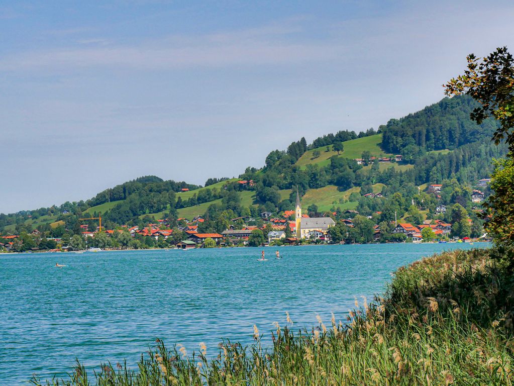 See und Ort auf einem Bild - Das da hinten ist der Ort Schliersee. Dort ist auch das Freilichtmuseum von Markus Wasmeier. - © alpintreff.de - Christian Schön