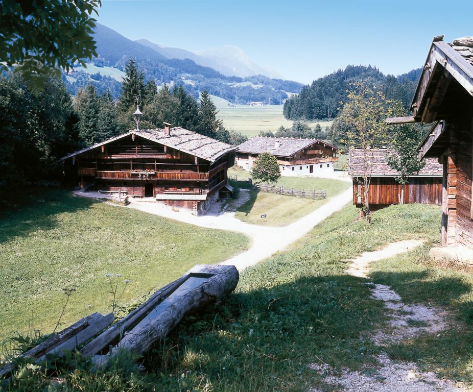 Alpbacher Einhof "Hackler" - Der Hacklerhof stammt aus Alpbach. Die umlaufenden Balkone schafften Abstellfläche. Bereits 1675 entstand der Hacklerhof und darf jetzt im Freilichtmuseum besichtigt werden. - © Museum Tiroler Bauernhöfe