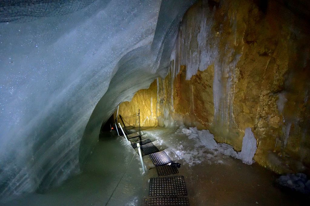 Schellenberger Eishöhle - Marktschellenberg - Ziel ist die Fuggerhalle, der tiefste Punkt des Rundganges. - © Verein für Höhlenkunde Schellenberg e.V. Schellenberger Eishöhle - Marktschellenberg - Ziel ist die Fuggerhalle, der tiefste Punkt des Rundganges. - © Verein für Höhlenkunde Schellenberg e.V.