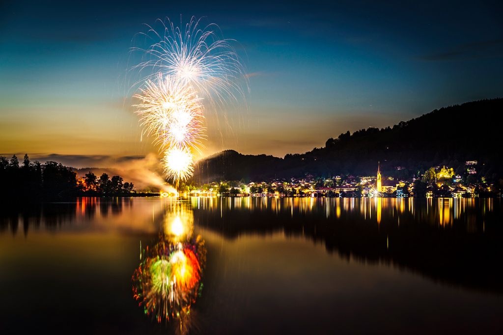 Feuerwerk - Beim Seefest am Schliersee steigt ein Feuerwerk empor. - © Dietmar Denger, Alpenregion Tegernsee-Schliersee