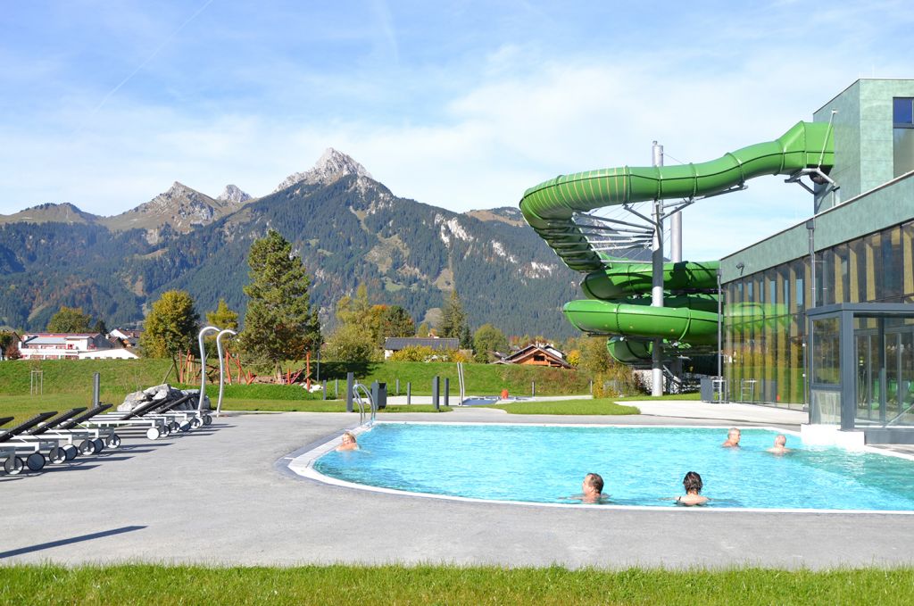 Das Solebecken  - Direkt an der langen Rutsche findest Du das beheizte Solebecken. - © TVB Naturparkregion Reutte