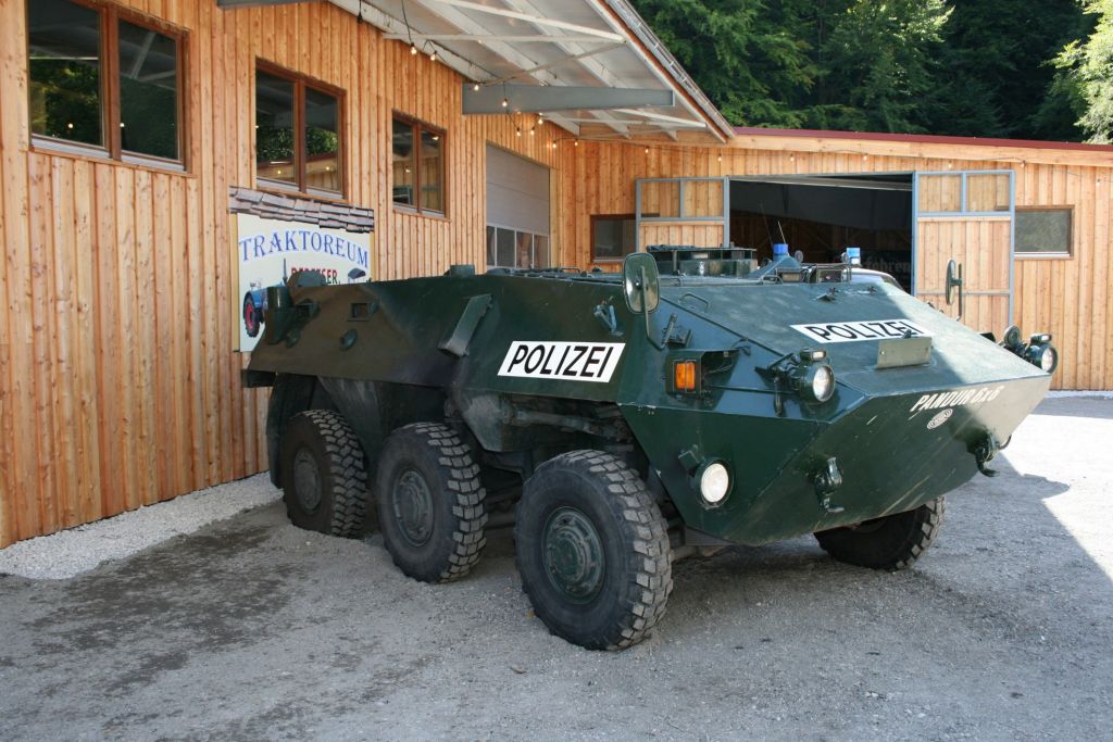 Sogar einen Panzer gibt es - Das Traktoreum hat ein Polizeigefährt im Angebot. Staunen erlaubt. - © Achenseer Museums- und Erlebniswelt