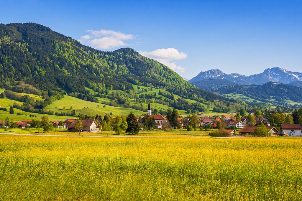 Halblech im Ostallgäu - Der Bannwaldsee und der Forggensee sind nur einen Katzensprung entfernt von Halblech, hier Trauchgau. - © Gästeinformation Halblech, Reiner Göhlich