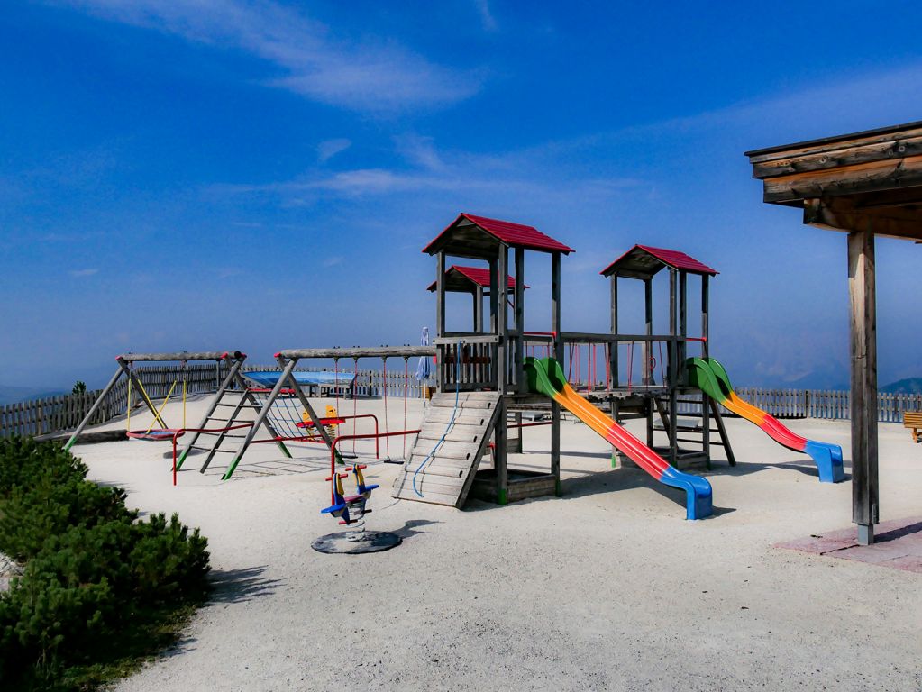 Kleiner Spielplatz - ... mit super Aussicht. - © alpintreff.de - Christian Schön