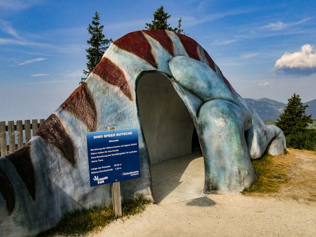 Dino-Eingang - In die Dino-Rutsche kommst Du durch diesen Eingang. - © alpintreff.de - Christian Schön
