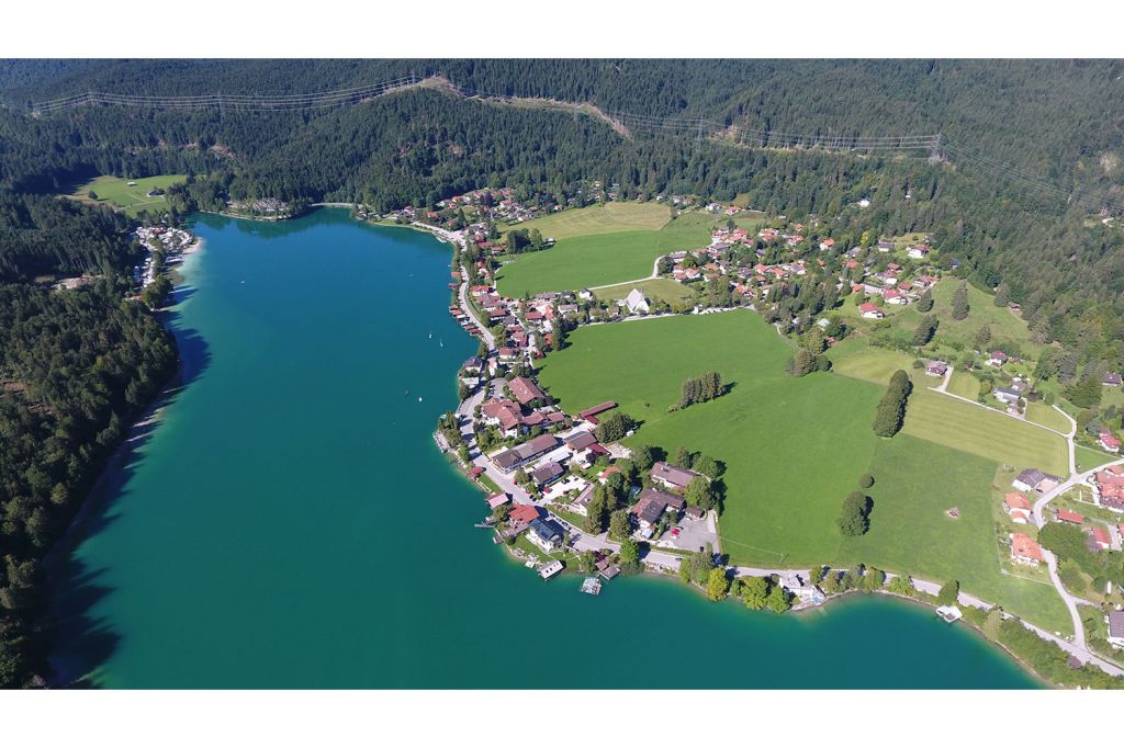 Der Ort Walchensee von oben - So sieht der Ort Walchensee am selbigen See von oben aus.  - © Gemeinde Kochel am See, Daniel Weickel