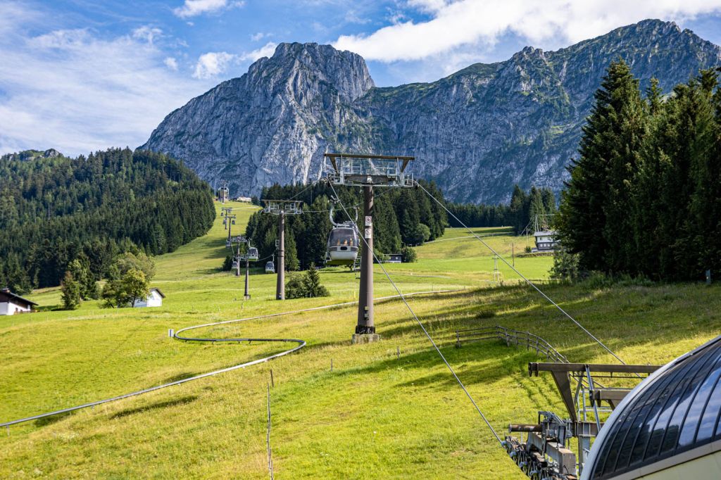 Streckenlänge Kombibahn Abtenau - Die Streckenlänge der Kombibahn Karkogel beträgt 1.395 Meter. Während der circa fünfminütigen Fahrt legst Du 392 Höhenmeter zurück. - © alpintreff.de - Christian Schön