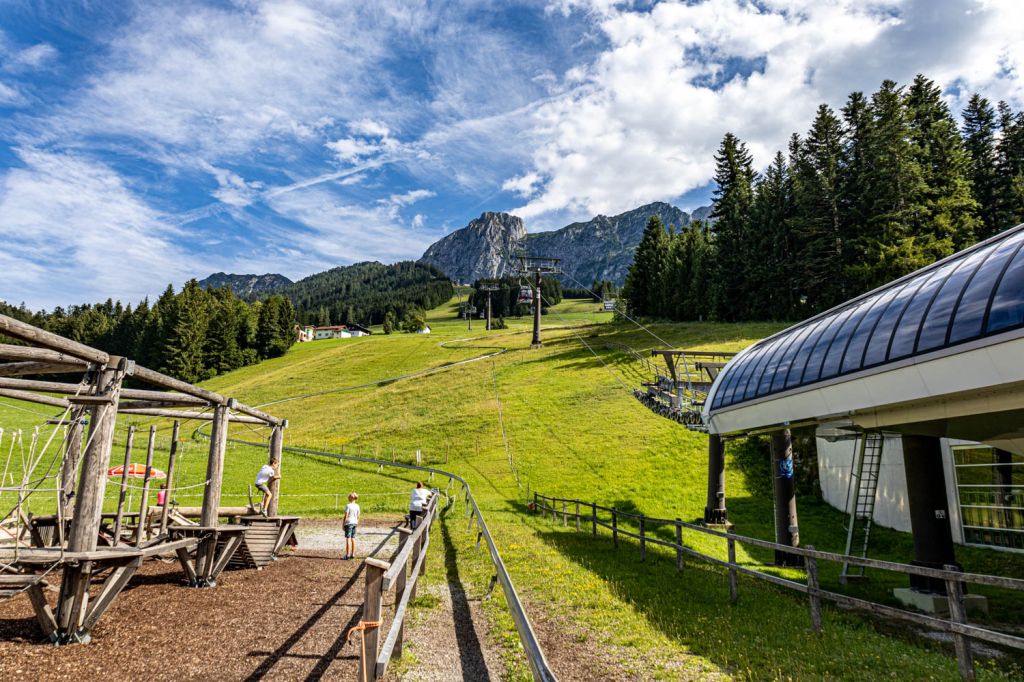 Sommerrodelbahn Abtenau - Aufgrund der geringen Höhenlage haben sich die Abtenauer sinnvollerweise für eine Bahn mit Sommerbetrieb entschieden. Zusätzlich gibt es im Sommer entlang der Bahn eine Sommerrodelbahn, der die Besucherfrequenz deutlich steigert und eine coole Attraktion ist. - © alpintreff.de - Christian Schön Sommerrodelbahn Abtenau - Aufgrund der geringen Höhenlage haben sich die Abtenauer sinnvollerweise für eine Bahn mit Sommerbetrieb entschieden. Zusätzlich gibt es im Sommer entlang der Bahn eine Sommerrodelbahn, der die Besucherfrequenz deutlich steigert und eine coole Attraktion ist. - © alpintreff.de - Christian Schön