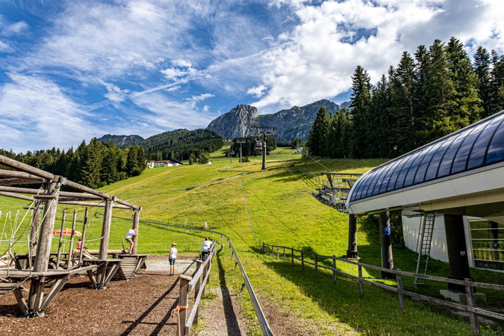 Sommerrodelbahn Abtenau - Aufgrund der geringen Höhenlage haben sich die Abtenauer sinnvollerweise für eine Bahn mit Sommerbetrieb entschieden. Zusätzlich gibt es im Sommer entlang der Bahn eine Sommerrodelbahn, der die Besucherfrequenz deutlich steigert und eine coole Attraktion ist. - © alpintreff.de - Christian Schön