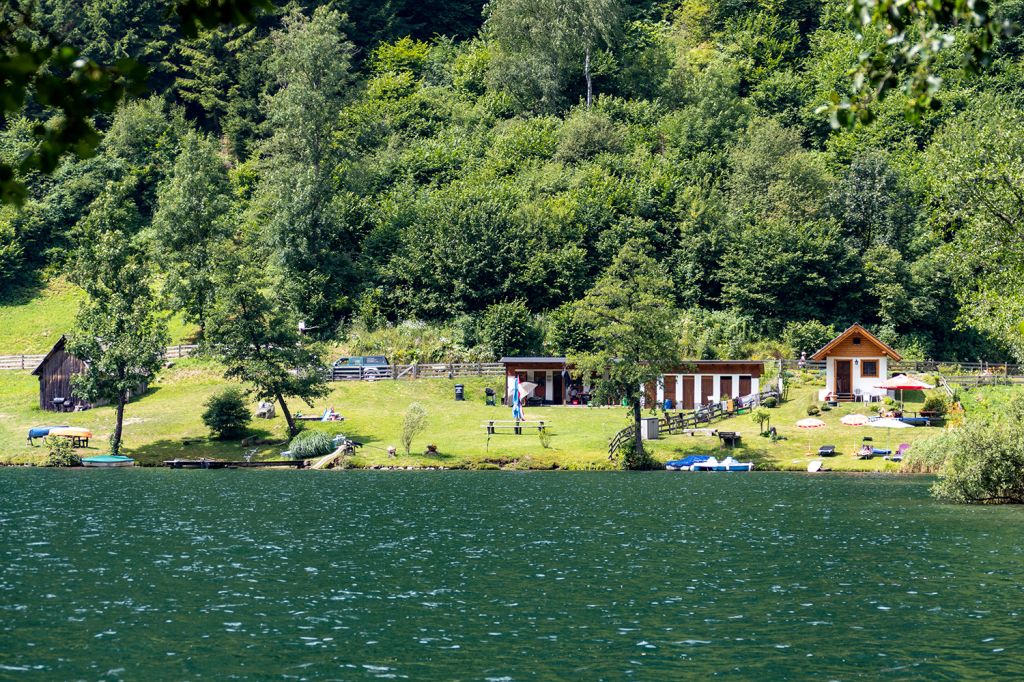 Afritzsee in Kärnten - Ein kleines Strandbad gibt es am Nordende des Sees. - © alpintreff.de / christian Schön
