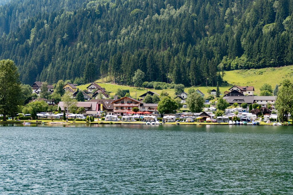Afritzsee in Kärnten - Blick auf die Campingplätze an der Südspitze des Afritzer Sees. - © alpintreff.de / christian Schön