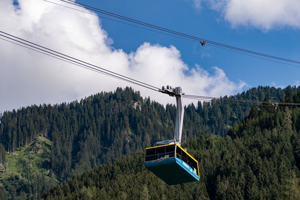 Ahornbahn Mayrhofen - Die Kabine der Ahornbahn ist eine der größten im Alpenraum. Sie kann auch für Feiern genutzt werden. Eine Bar steht in der Talstation und kann bei Bedarf hineingeschoben werden, so dass Feierlichkeiten an quasi jeder Stelle der Strecke durchgeführt werden können. - © alpintreff.de / christian Schön