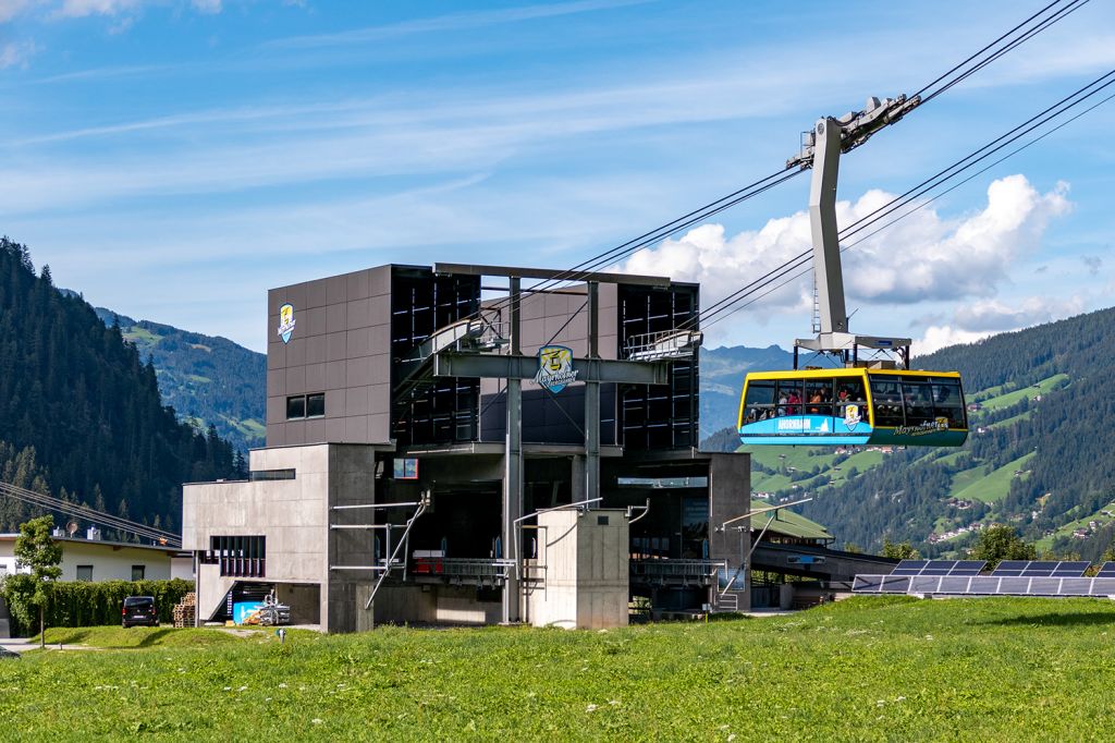 Alte Ahornbahn von 1968 in Mayrhofen - Etwa 7 Minuten benötigt die Gondel übrigens zum Gipfel auf 1.968 Metern. Etwa 1.200 Personen pro Stunde können so den Gipfel erreichen. - © alpintreff.de / christian Schön Alte Ahornbahn von 1968 in Mayrhofen - Etwa 7 Minuten benötigt die Gondel übrigens zum Gipfel auf 1.968 Metern. Etwa 1.200 Personen pro Stunde können so den Gipfel erreichen. - © alpintreff.de / christian Schön