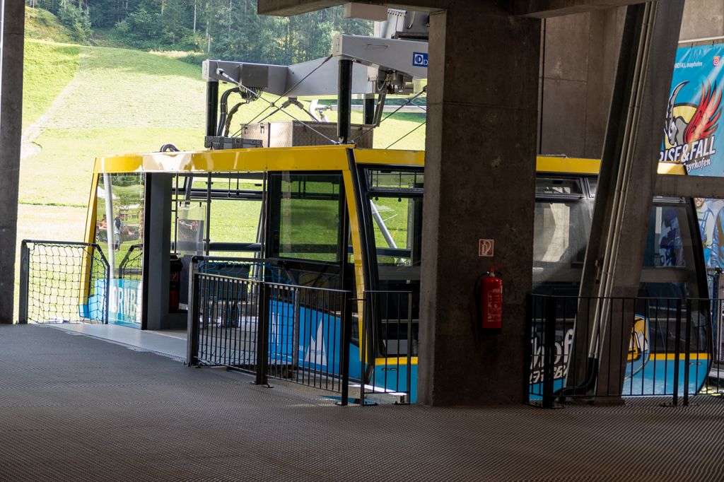 Ahornbahn Mayrhofen - Die Gondel fährt zunächst frei in die Talstation ein. Der Steg zur Tür wird hydraulisch heruntergefahren. So kann die Kabine mit höherer Geschwindigkeit in die Station einfahren. - © alpintreff.de / christian Schön