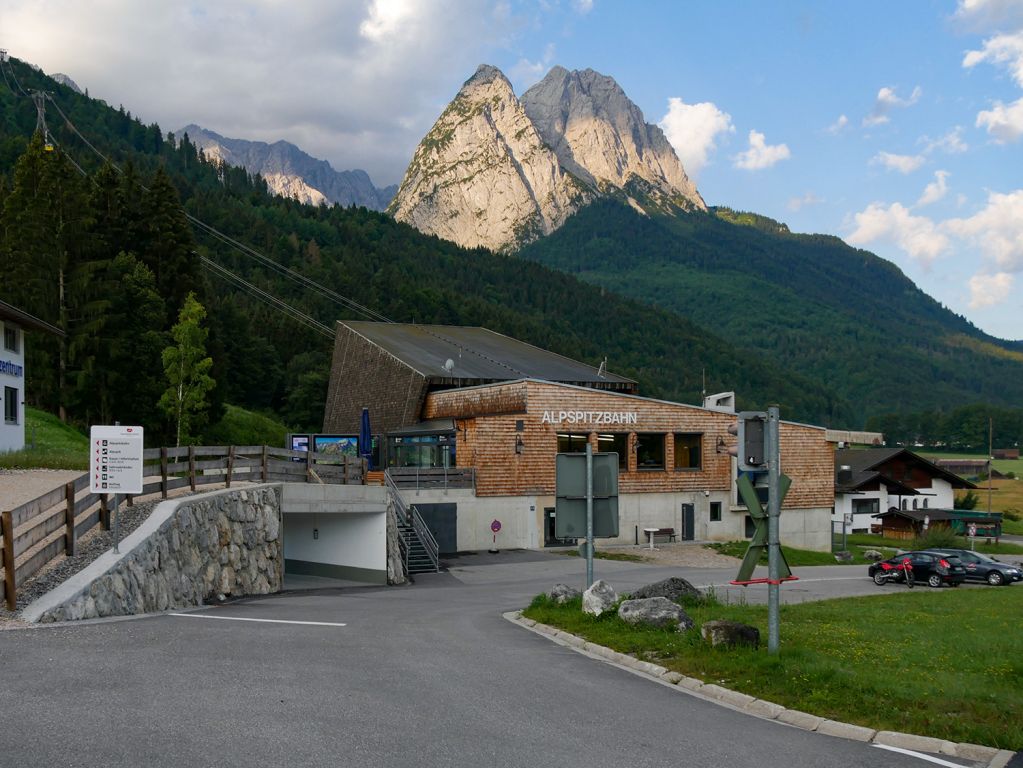 Talstation der Alpspitzbahn - Die Talstation der Alpspitzbahn wurde leicht neu gestaltet. Barrierefreier Zugang ist jetzt möglich. - © alpintreff.de / christian Schön