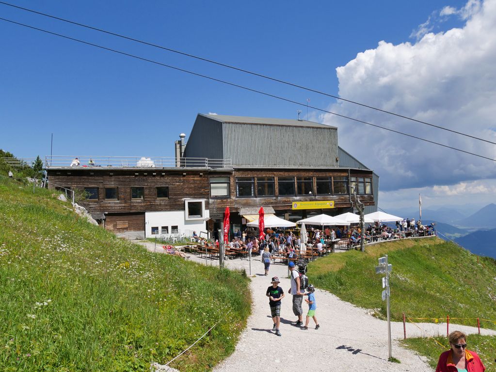 Alpspitzbahn Garmisch-Partenkirchen - In der Station gibt es ein Restaurant und eine schöne Sonnenterrasse mit Blick auf die Alpspitze. Zahlreiche Wanderwege beginnen hier - unter anderem ein wunderschöner und nicht schwieriger Weg zur Hochalm. - © alpintreff.de / christian Schön