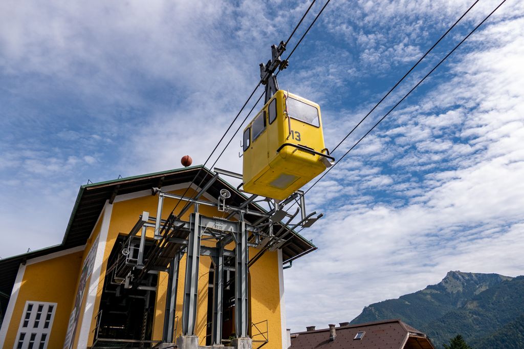 Alte Zwölferhorn Seilbahn St. Gilgen - 1957 wurde die Zweiseil-Umlaufbahn auf das Zwölferhorn in St. Gilgen gebaut. 2020 muss sie nun weichen. Die Sicherheitstechnik war nicht mehr zeitgemäß - ein Umbau nicht wirtschaftlich. - © alpintreff.de / christian Schön Alte Zwölferhorn Seilbahn St. Gilgen - 1957 wurde die Zweiseil-Umlaufbahn auf das Zwölferhorn in St. Gilgen gebaut. 2020 muss sie nun weichen. Die Sicherheitstechnik war nicht mehr zeitgemäß - ein Umbau nicht wirtschaftlich. - © alpintreff.de / christian Schön