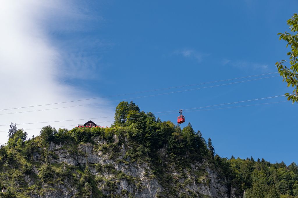 Alte Zwölferhorn Seilbahn St. Gilgen - Im ersten Streckenabschnitt, der bislang ohne Stützen auskam, werden dann zwei große Stützen stehen. Die Eleganz der alten Bahn wird also nicht erreicht. Hier mit Blick auf das Gasthaus Weißwand. - © alpintreff.de / christian Schön Alte Zwölferhorn Seilbahn St. Gilgen - Im ersten Streckenabschnitt, der bislang ohne Stützen auskam, werden dann zwei große Stützen stehen. Die Eleganz der alten Bahn wird also nicht erreicht. Hier mit Blick auf das Gasthaus Weißwand. - © alpintreff.de / christian Schön