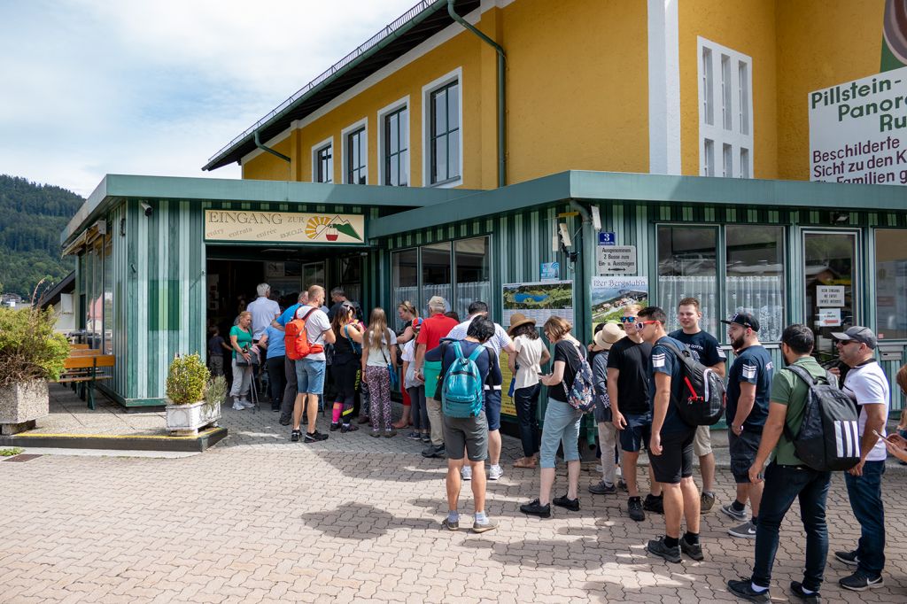 Alte Zwölferhorn Seilbahn St. Gilgen - An sommerlichen Tagen musste man allerdings auch mitunter länger warten. Das wird mit der neuen Bahn weniger. - © alpintreff.de / christian Schön Alte Zwölferhorn Seilbahn St. Gilgen - An sommerlichen Tagen musste man allerdings auch mitunter länger warten. Das wird mit der neuen Bahn weniger. - © alpintreff.de / christian Schön